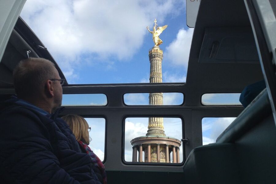 Berlin: Sightseeing Tour in Classic Volkswagen T1 Samba Bus - Your “photo booklet” is the secret weapon on a bus tour