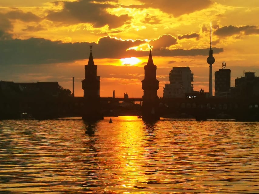 Berlin: Solar Powered Sunset Catamaran Cruise & Audio Guide - Onboard Comfort: Small Boat, Good Views, Blankets, and a Drink-First Setup