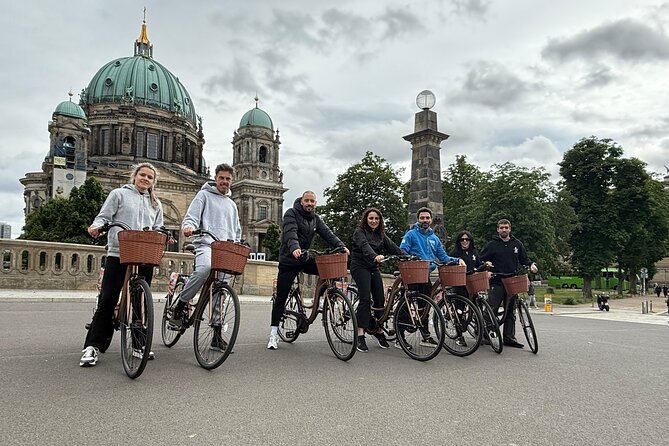 Berlin : The best bike tour with a Berlin guide and insider tips - Checkpoint Charlie: the Wall in miniature