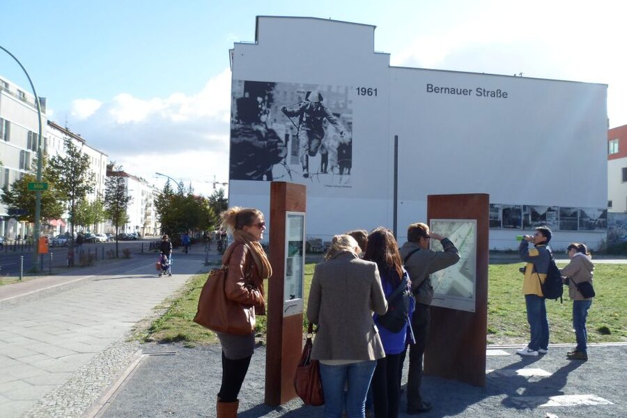 Berlin Wall: Small Group Guided Tour - Mauerpark and Schwedter Steg Bridge: from former constraints to present-day public space