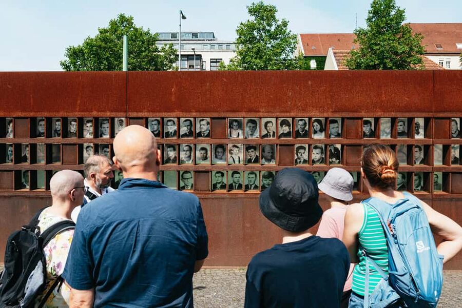 Berlin: Wall Tour – Fates, Love Stories, and Heroes - The Two Start Options: Picking the Route You’ll Enjoy Most