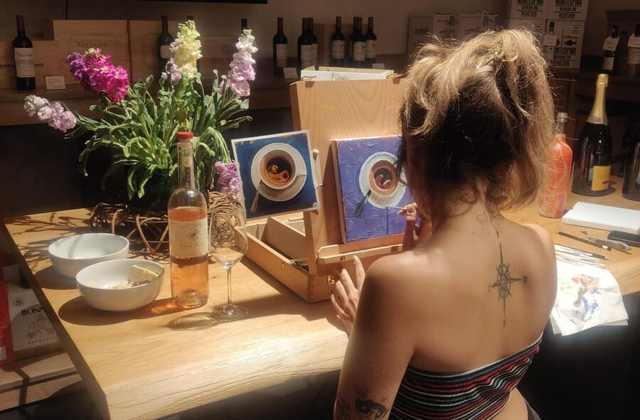 Berlin: Wine on Canvas - Paint Workshop and Wine Tasting - The 7 pm, 2-hour flow: what happens during the session