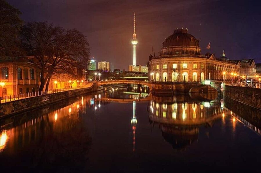 Berlin: Winter Spree Cruise with Mulled Wine and Christmas Stollen - A 90-minute winter spree cruise that actually feels warm