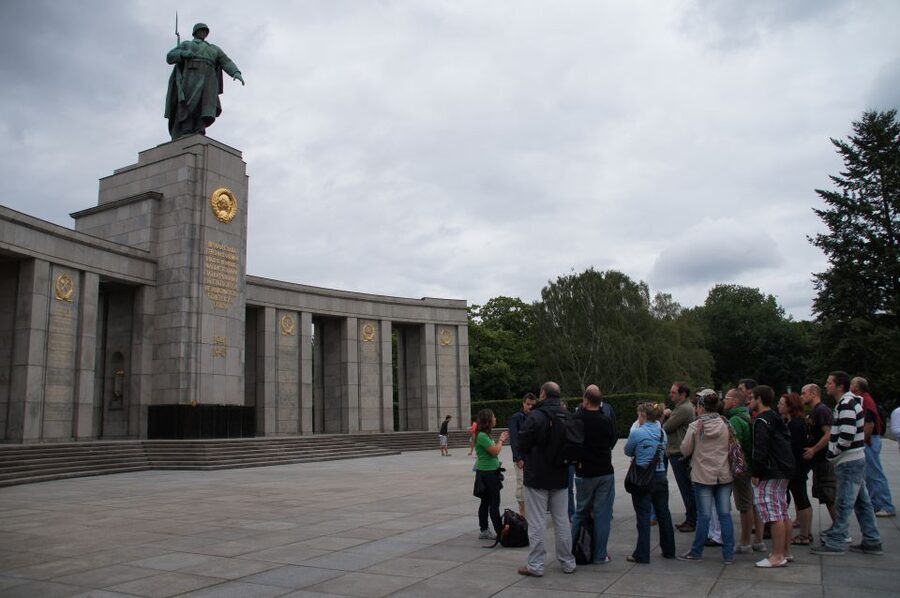 Berlín y el Nacionalsocialismo. Group Tour in Spanish - Germania de fantasía y planes de futuro: cuando la propaganda también diseña la ciudad