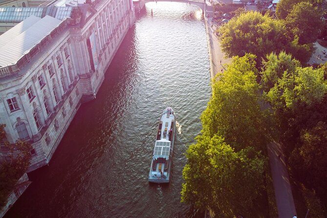 City lounge trip with the lounge ship through Berlin - A 90-Minute Lounge Cruise on the Spree