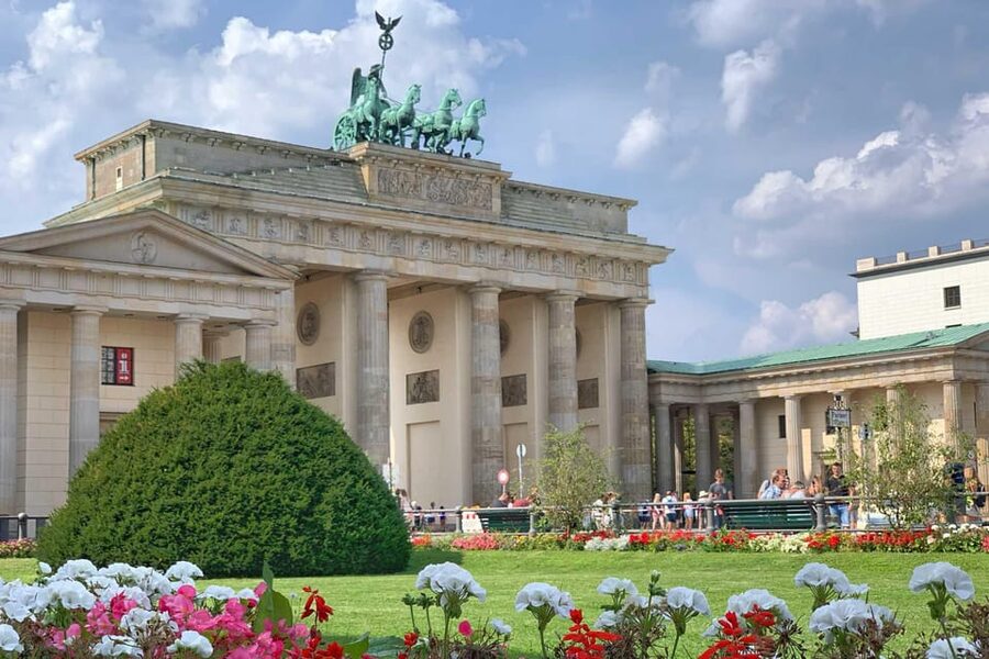 Discover Berlin Express Tour: 2hr Highlights - Pariser Platz to Brandenburg Gate: a strong starter loop