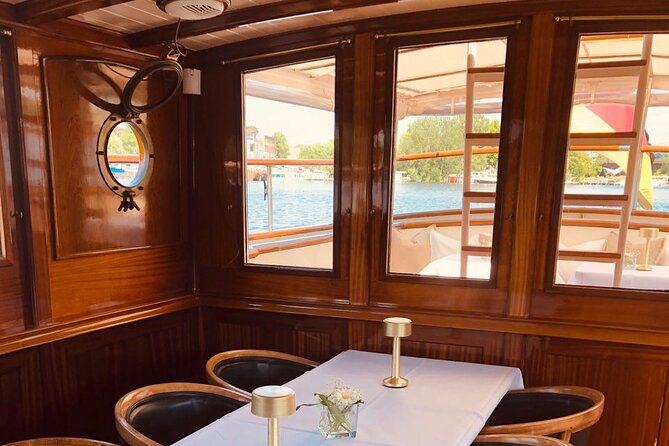 Evening aperitif tour aboard the motor yacht Fitzgerald - The included wine and the real value of the $71.08 price