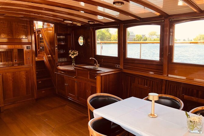 Evening aperitif tour aboard the motor yacht Fitzgerald - Comfort and views: where you’ll feel the “relaxing” part