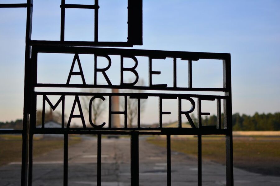 From Berlin: Guided Sachsenhausen Concentration Camp Tour - From Brandenburg Gate to Oranienburg: the ride you actually use