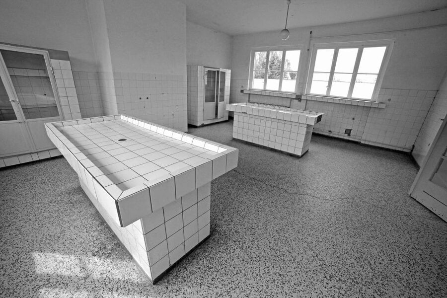 From Berlin: Licensed Sachsenhausen Tour with max. 15 people - The Jewish barracks, shoe-testing track, and medical barracks