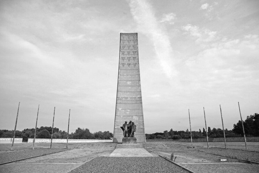 From Berlin: Licensed Sachsenhausen Tour with max. 15 people - The small group (15 max) is the real luxury