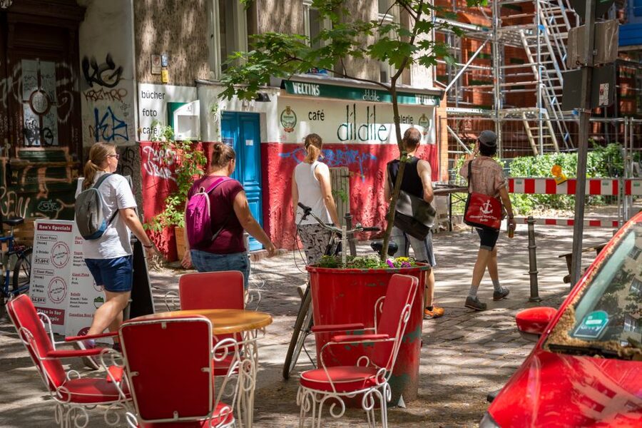 Kreuzberg: Culinary Food Tour - Mariannenstraße 4 and the small pauses that give the tour weight