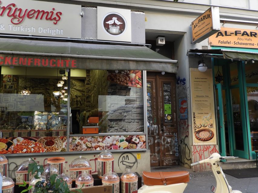 Kreuzberg: Culinary Food Tour - Oranienplatz and the quick hops between meaningful streets