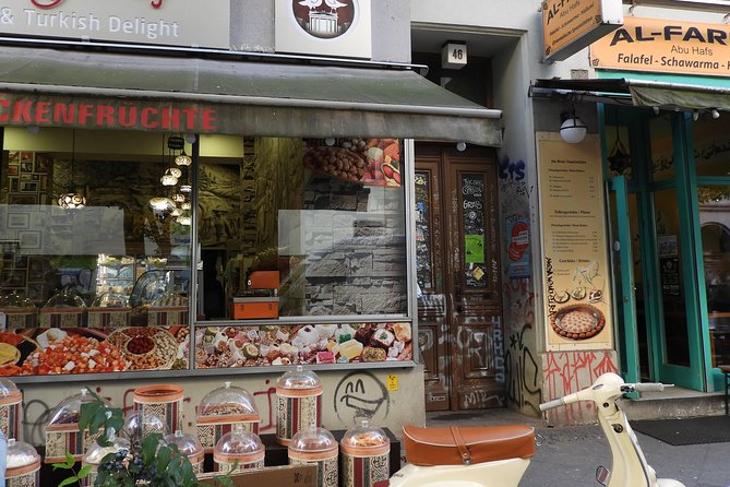 Kreuzberg kulinarisch – Die Food Tour - Walking through old working-class courtyards and Berlin’s building logic