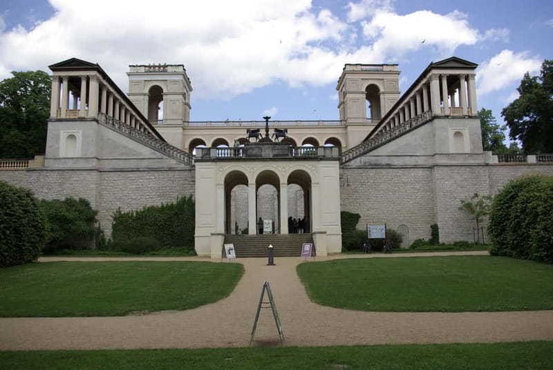 Potsdam: 5-Hour-Tour "Parks & Palaces" from Berlin by VW-Bus - Alexandrowka and the Forbidden City: where Cold War stories hit the street