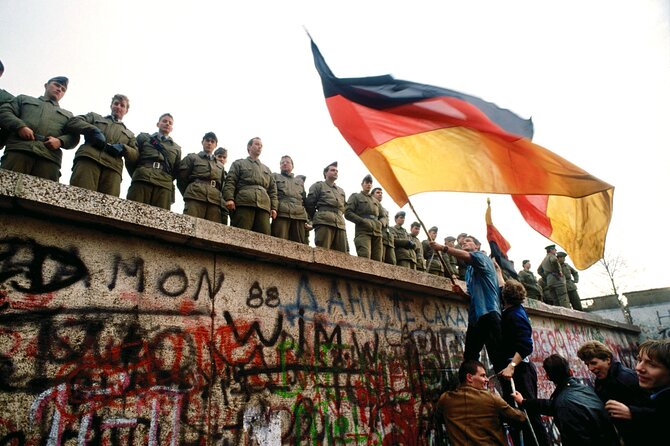 Private Berlin Walking Tour - Memorial of the Berlin Wall: The Wall as a City, Not a Ruin