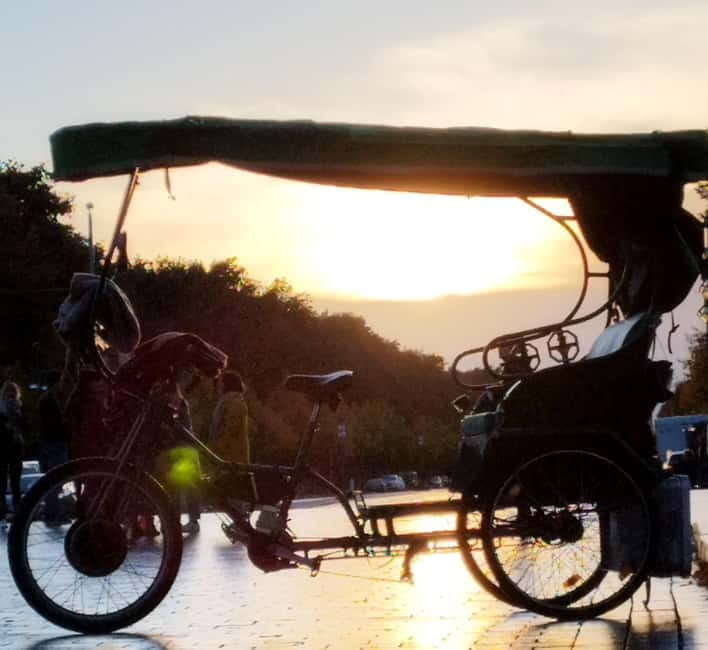 Private Rickshaw Taylor Made By Night Tour - Brandenburg Gate to Unter den Linden: the illuminated classic run
