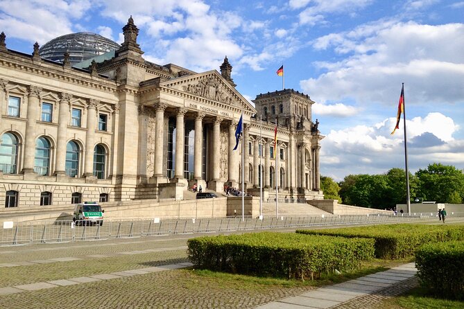 Private Taxi Tour of Berlin East and West and Neighbourhood approx. 4-6h - Jewish Berlin in view: the New Synagogue and the German Historical Museum