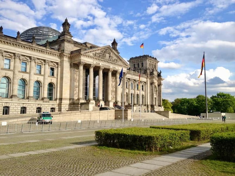 Private Taxi Tour through Berlin East and West and Kiez 4-6h - East Side Gallery and Oberbaumbrücke: modern Berlin built on border ghosts