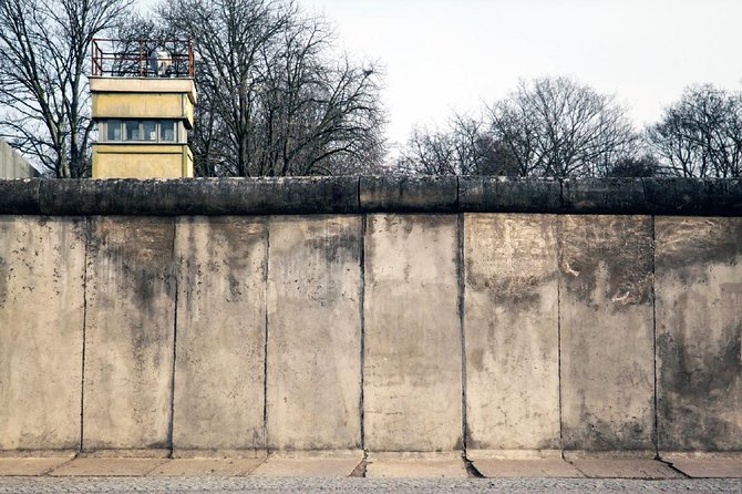Private Walking Tour: Behind the Iron Curtain and Berlin Wall - Bornholmer Strasse Border Crossing: One Street, Two Systems
