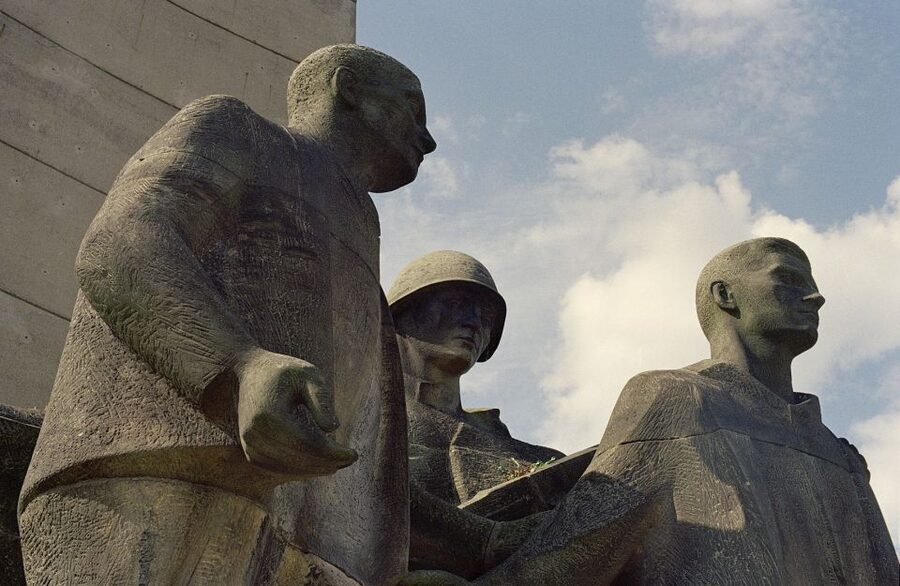 Sachsenhausen Memorial: Walking Tour from Berlin - Daily life, resistance, and the end of the war