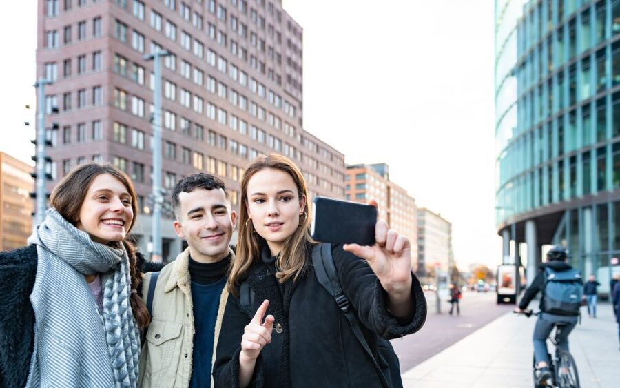 Scavenger Hunt through Berlin's Government District - Straße des 17. Juni and the Memorials: Walking With Meaning