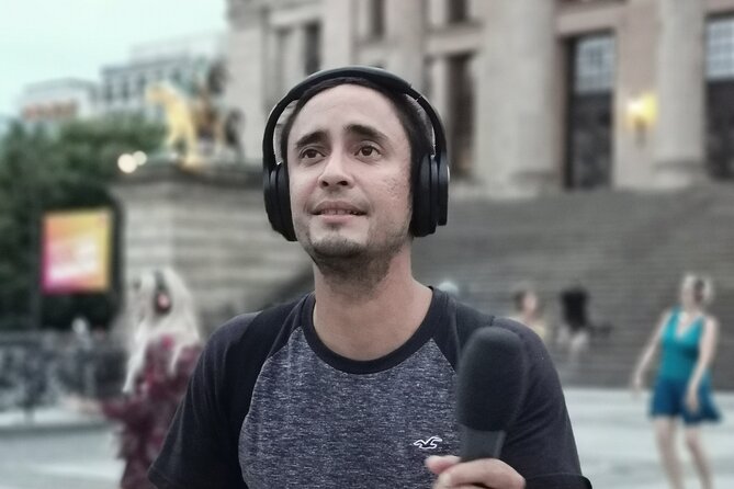 Silent disco through downtown Berlin with flash mobs - The Flash-Mob Moments: Surprise, Timing, and Expectations