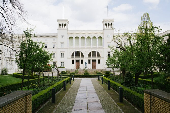 Spy Mission in Berlin: Self-Guided Espionage Puzzle Quest - Hamburger Bahnhof: Let the Game Set Your Tempo