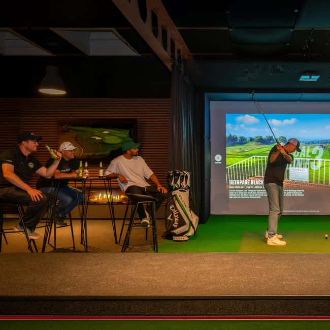 The Ultimate Berlin Golf Lounge for Groups, Games&Good Times - EvoGolf Berlin: indoor Trackman golf with a bar atmosphere