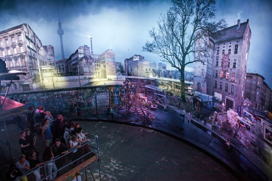 THE WALL: asisi Panorama Berlin Ticket - The documentary on Yadegar Asisi: how the artist built the effect
