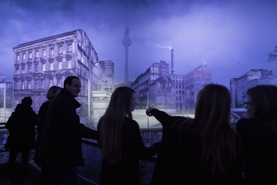 THE WALL: asisi Panorama Berlin Ticket - The 4-meter platform: where the details start to land