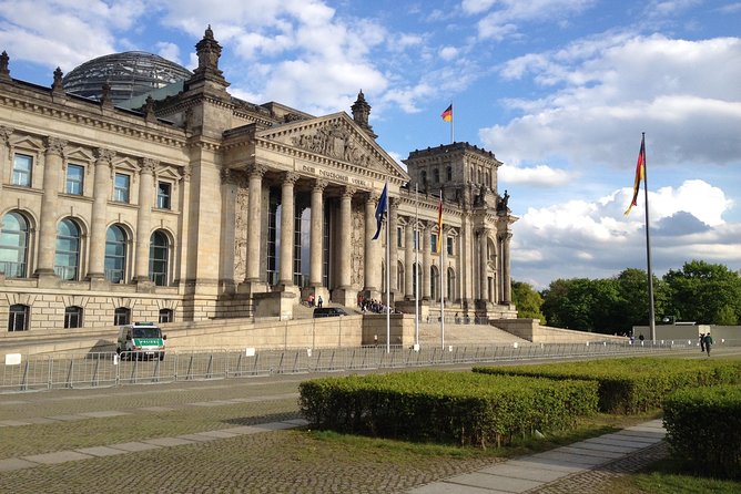 Welcome/Farewell SightseeingTaxi Tour +Transfer from/to the airport - Gendarmenmarkt, Bebelplatz, and Neue Wache: Beauty and Grief in the Same Block